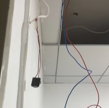 大发配资 出租屋卧室现隐蔽摄像头，房东：系上上任租客前男友所装，警方正在调查